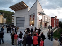 Sesión de Café Teatro solidaria en el Auditorio Bajo Deva