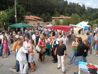 Numeroso público en el mercado anual celebrado el domingo en Molleda